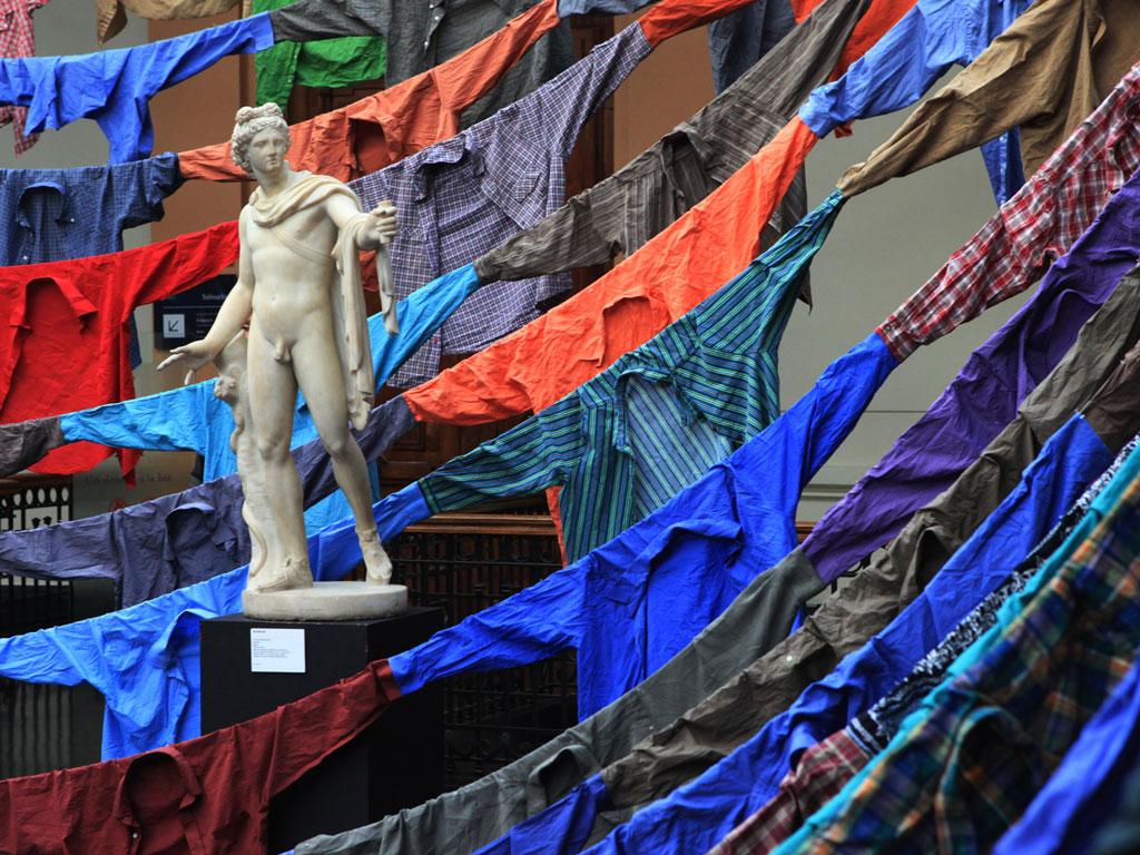 Esculturas en el hall junto a obra de Kaarina Kaikkonen