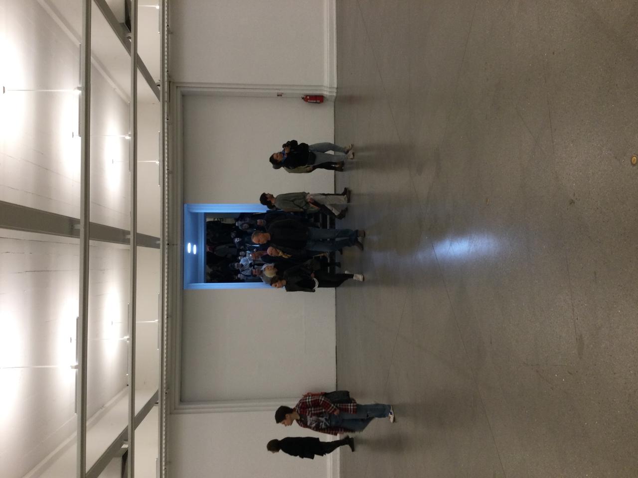 Personas caminando por la sala de exposición