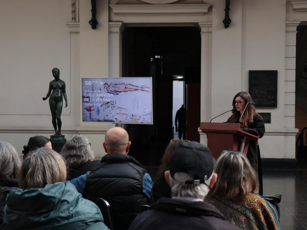 Mujer de lentes dando un discurso