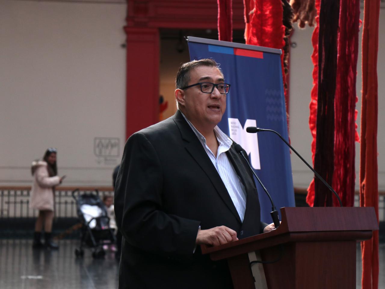 Hombre dando un discurso