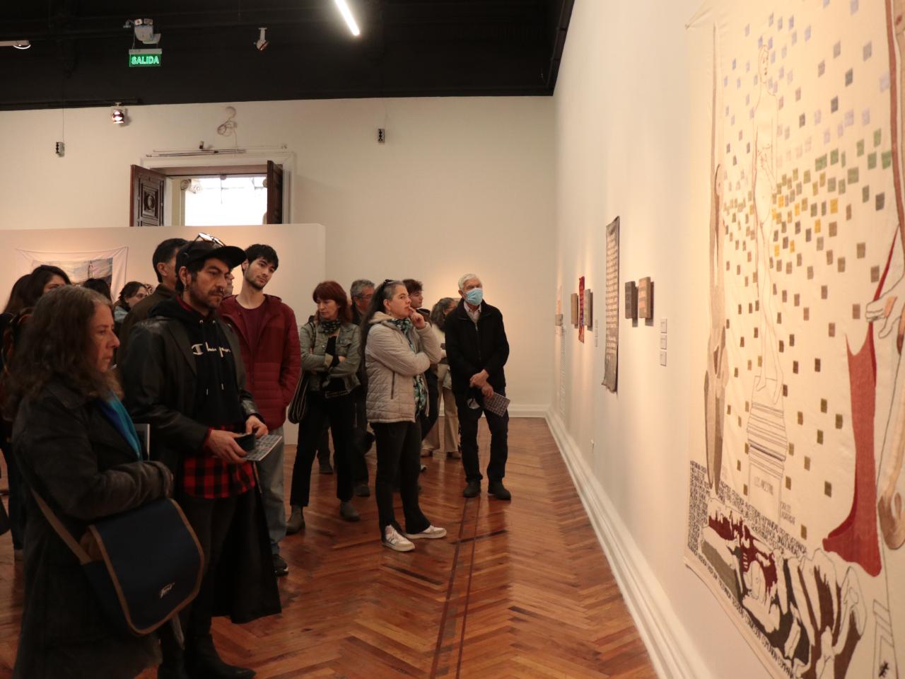 Grupo de personas observando una gran pieza en la exposición