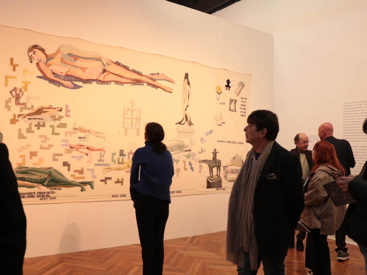 Hombre mirando pieza en la exposición