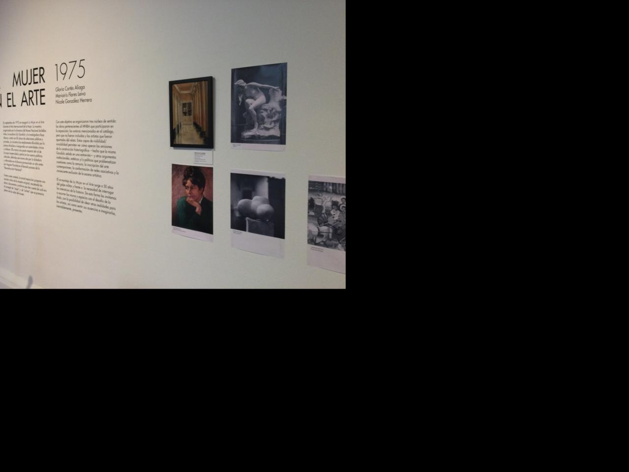Una pared en la que dice “La mujer en el arte” bajo de esta se encuentra una breve descripción de lo que trata la muestra, al lado derecho del texto se observan 4 cuadros