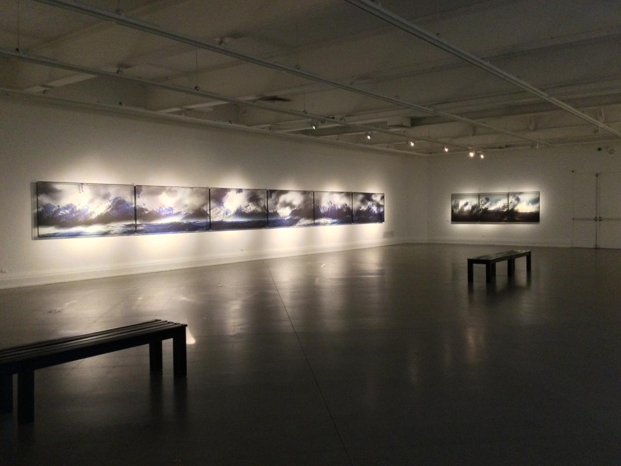 Sala de la exposición con los cuadros alrededor