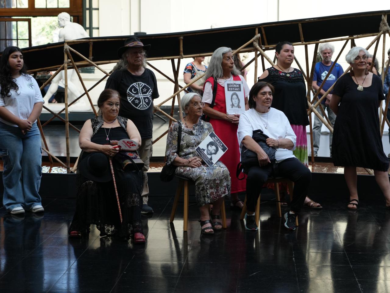 Público de familiares desaparecidos, tres mujeres sentadas