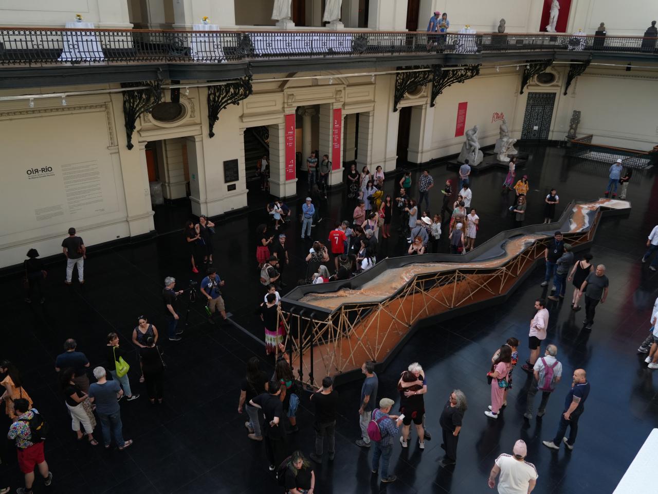 Exposición del Río Mapocho en medio del hall del museo
