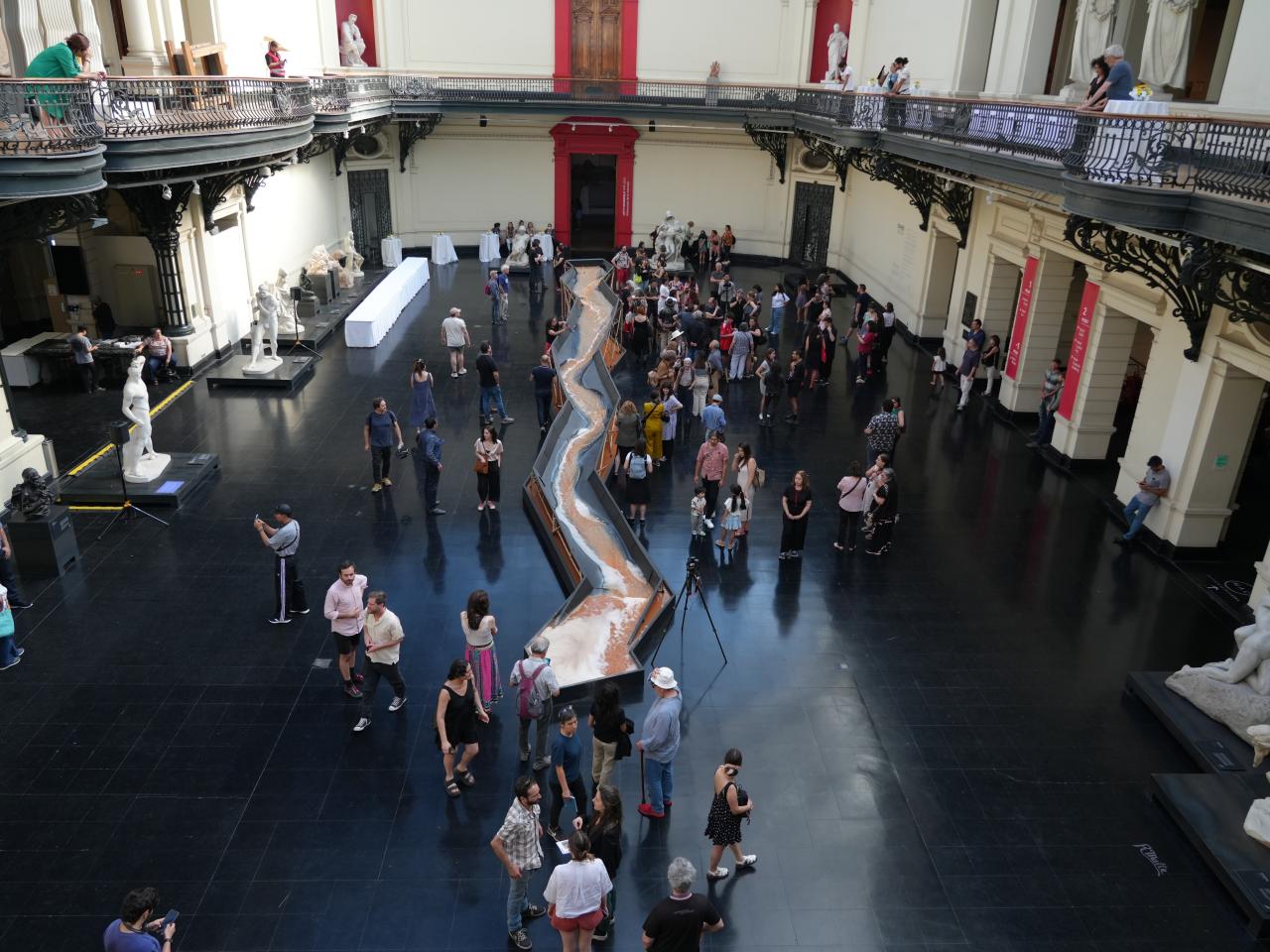 Exposición del Río Mapocho en medio del hall del museo