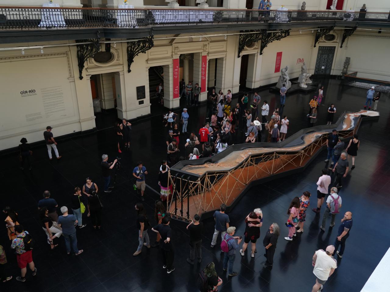 Exposición del Río Mapocho en medio del hall del museo