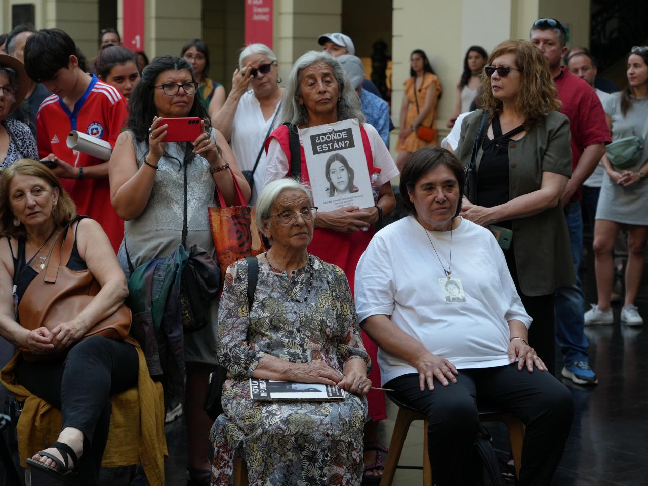 Familiar de detenidos desaparecidos en el público