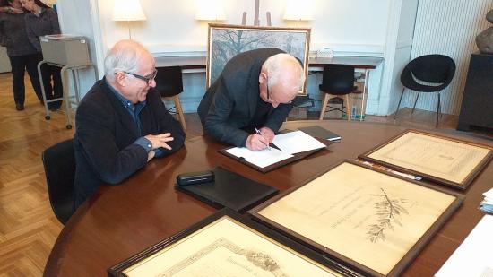 Director MNBA Fernando Pérez junto a Javier Beytía, nieto del pintor Valenzuela Llanos.
