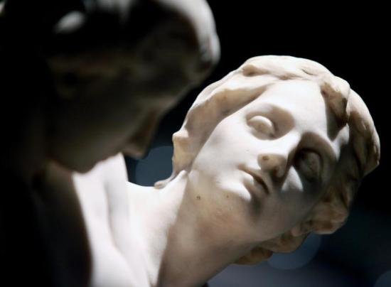 Fotografía de una escultura que representa el rostro de un joven