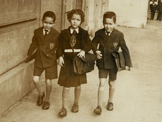 Óscar, María Cristina y Arturo Argandoña Honorato, rumbo al colegio, 1957. Archivo Fotográfico, Biblioteca Nacional
