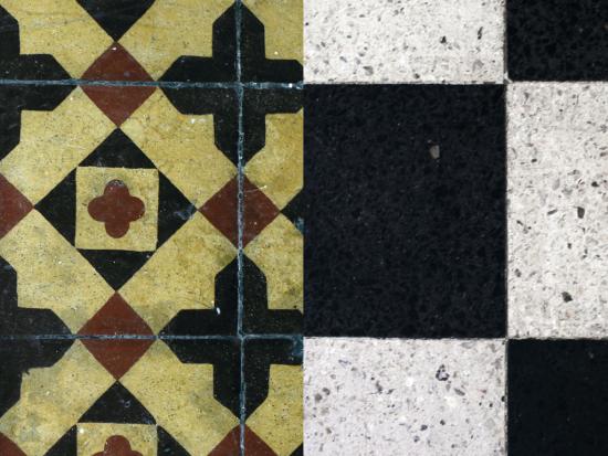 Baldosas en corredores MNBA y MAC