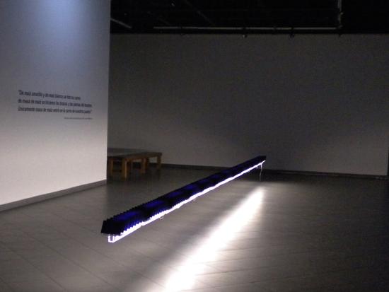 Detalle de obra en sala MNBA Plaza Vespucio