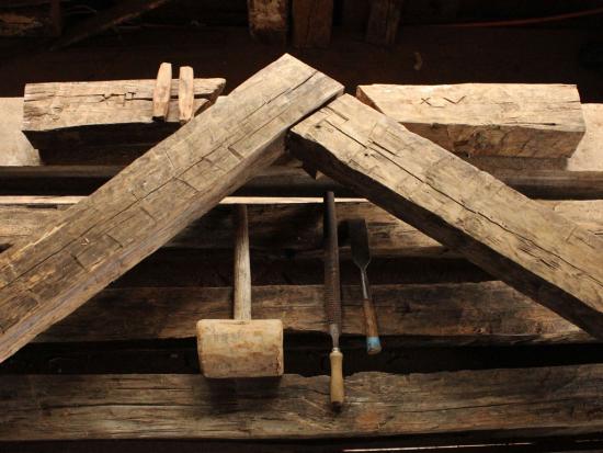 Detalle de construcción y herramientas en Galpones del Sur