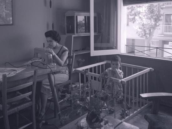 Mujer cosiendo a máquina, entre 1961 y 1970. Fotógrafo Antonio Quintana, colección Biblioteca Nacional