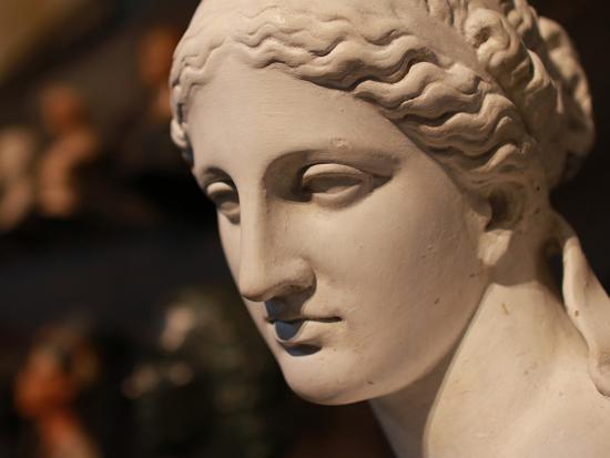 Escultura que representa el rostro de una mujer