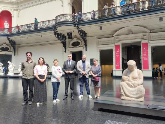 Grupo de personas en el hall del Museo de Bellas Artes