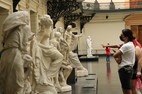 Personas observando esculturas