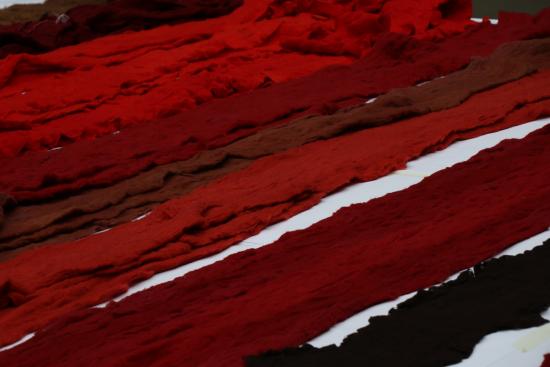 Foto de piezas de lana en tonos rojos