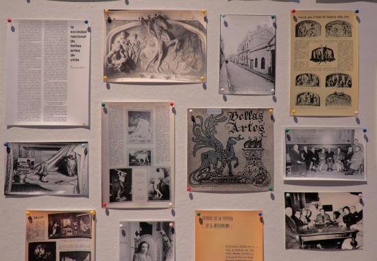 Fotografía de una pared con diversos documentos fijados a ella con alfileres