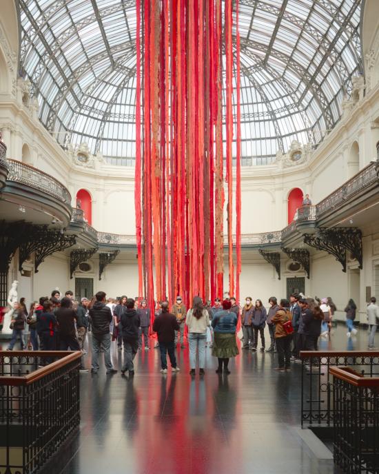 Fotografía de un grupo de personas reunidas en el hall central del museo