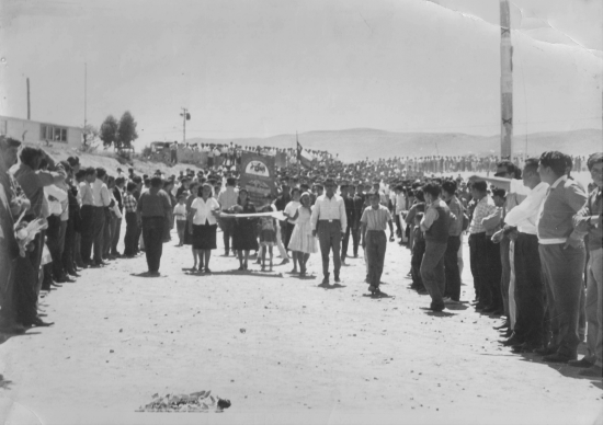 Fotografía en blanco y negro de un grupo de personas realizando una marcha