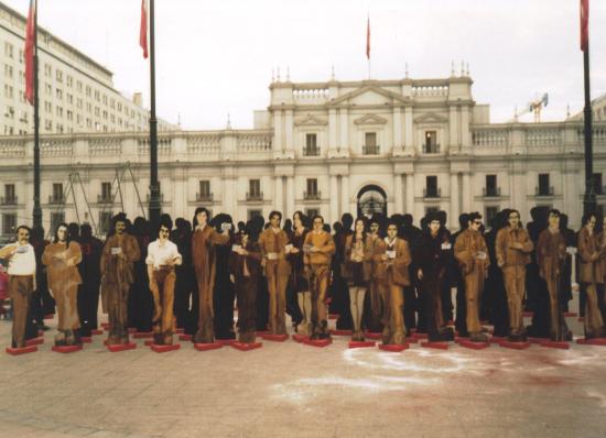 Fotografía de siluetas de personas hechas en cartón, frente al Palacio de La Moneda.