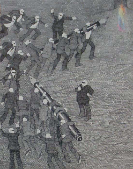 Obra que representa a un grupo de hombres de traje y lentes oscuros, tomando una pluma gigante como si fuese un arma