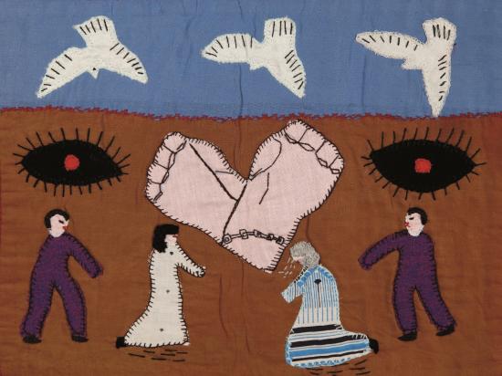 Fotografía de un bordado que representa a cuatro figuras humanas, manos encadenadas, palomas blancas y un par de ojos
