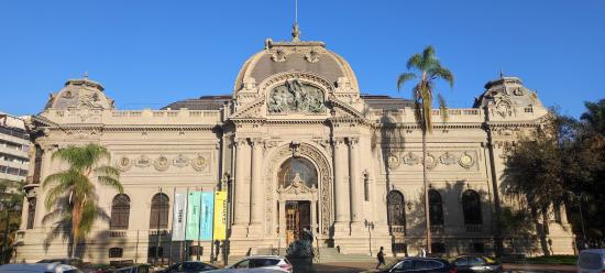 Fachada edificio Museo Nacional de Bellas Artes.