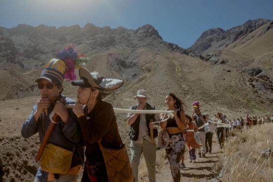 Festival de las Ciencias, foto de actividad Quipu de encuentros, con la artista Cecilia Vicuña 