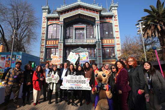 Autoridades y representantes culturales en el lanzamiento DPC Niños Niñas y Adolescentes 2025 en el frontis del Museo Artequin