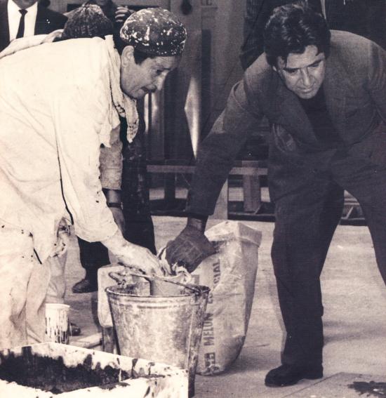 Fotografía del artista Roberto Matta en el MNBA, junto a un trabajador de la construcción.