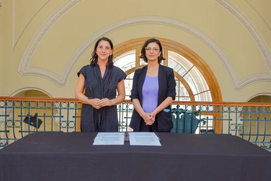 Fotografía de Alejandra Celedón, de la Universidad Diego Portales y Varinia Brodsky, directora del MNBA.