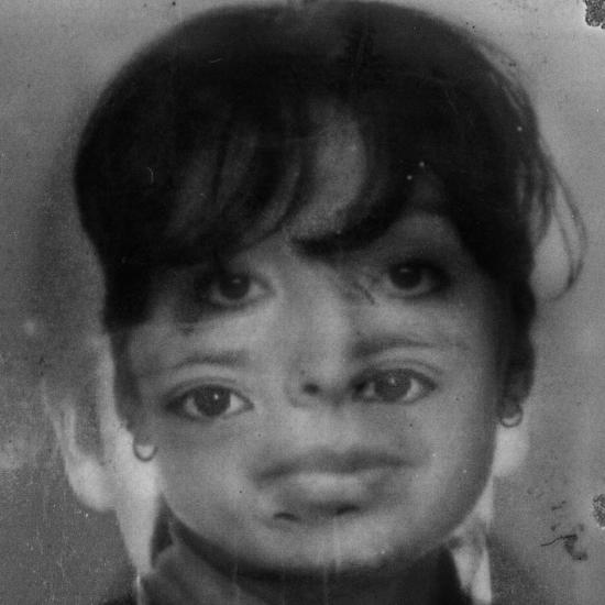 Fotografía en blanco y negro del rostro distorsionado de una mujer