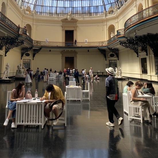 Personas recorriendo el hall central del Museo de Bellas Artes