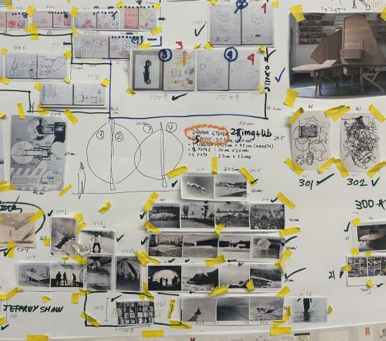 Imagen de pizarra de proyecto, con bosquejos pegados con cinta adhesiva