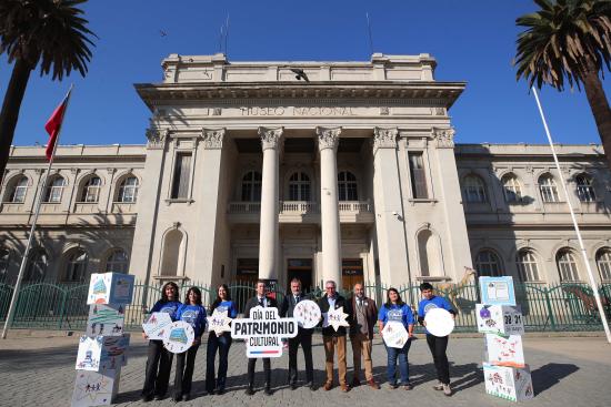 Lanzamiento del Día del Patrimonio 2026 con autoridades y representantes de volntarios y voluntarias en el frontis del Museo Nacional de Historia Natural (MNHN).