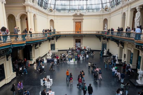 Personas recorriendo el hall central del Museo de Bellas Artes
