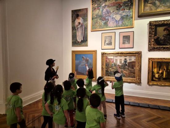 Grupo de niños en una exposición de arte