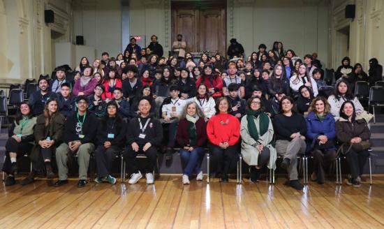 Grupo de niñas, niños y jóvenes sentados en un salón del Museo de Bellas Artes