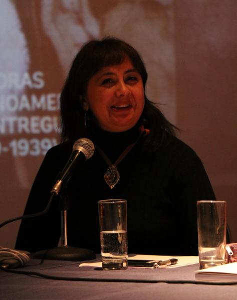 Curadora Gloria Cortés