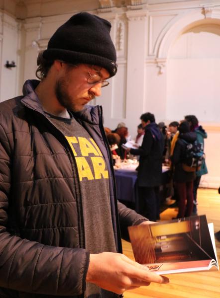 Entrega de libros a los asistentes