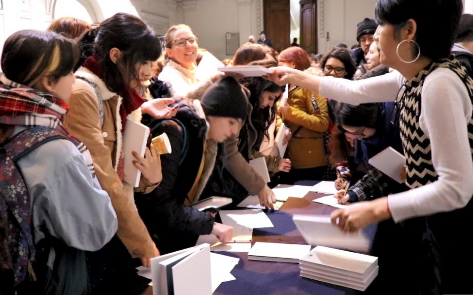 Entrega de catálogos a los asistentes