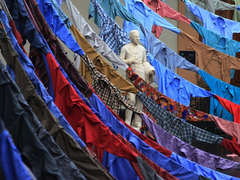 Escultura del hall y obra de Kaarina Kaikkonen