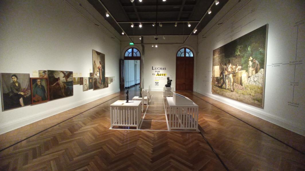 Se ve un mural en el que dice &quot;Luchas por el Arte&quot;