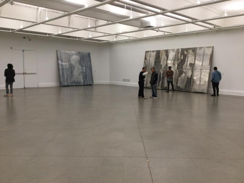 Persona mirando cuadros de la exposición