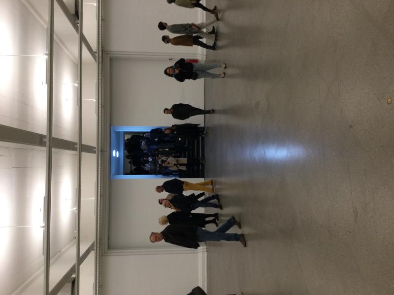 Personas recorriendo la exposición