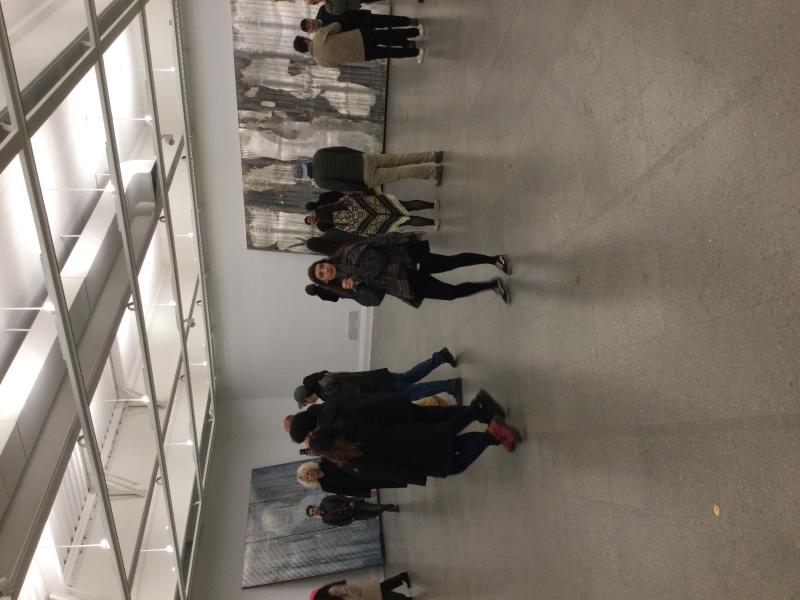 Personas recorriendo la exposición